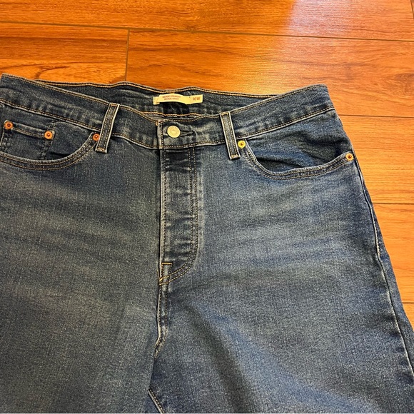 Levis Mid Shorts - Picture 2 of 5
